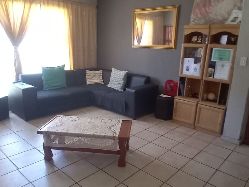 Family home with two bedroom flat  - Photo 3