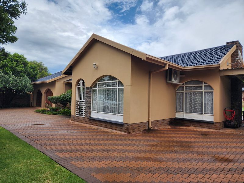 DUEL LIVING IN FLAMWOOD - Photo 8