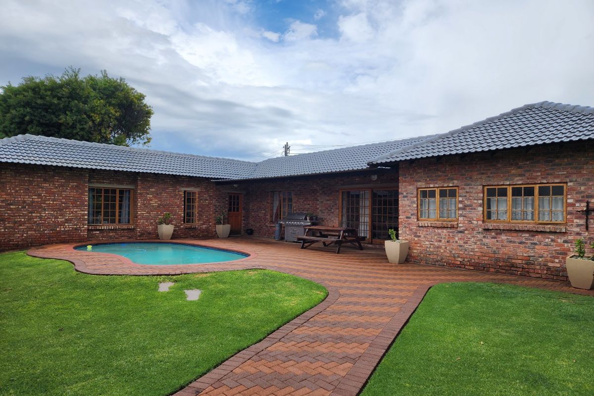 DUEL LIVING IN FLAMWOOD - Photo 4