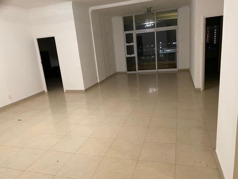 Secure, luxury 4 bedroom apartment in Umhlanga Ridge. - Photo 4