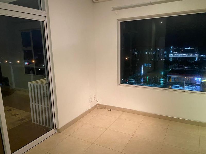 Secure, luxury 4 bedroom apartment in Umhlanga Ridge. - Photo 9