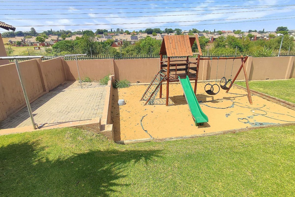 Family-Friendly 4-Bedroom Home in Secure Lifestyle Estate - Photo 5