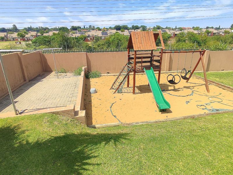 Family-Friendly 4-Bedroom Home in Secure Lifestyle Estate - Photo 5