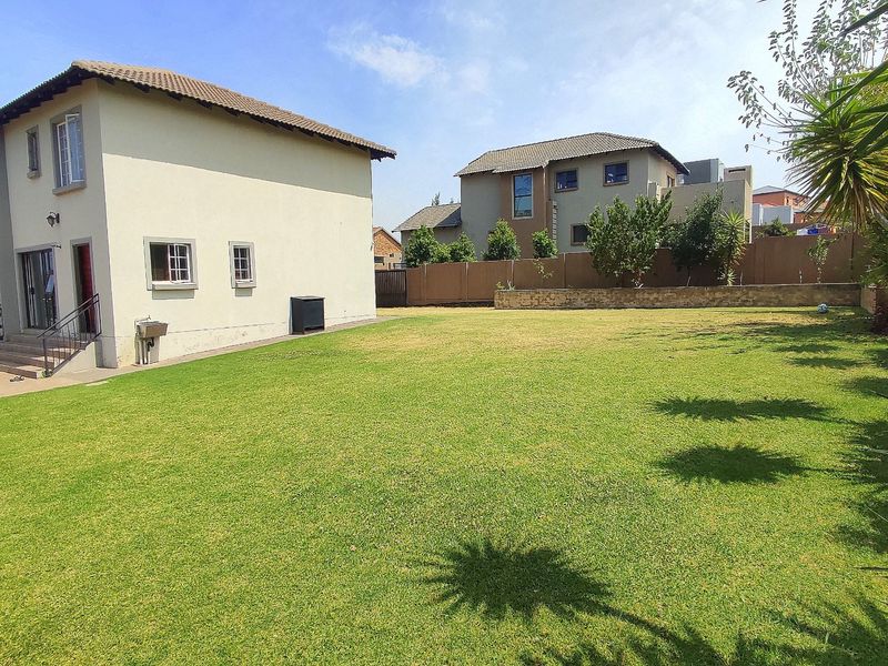 Family-Friendly 4-Bedroom Home in Secure Lifestyle Estate - Photo 4