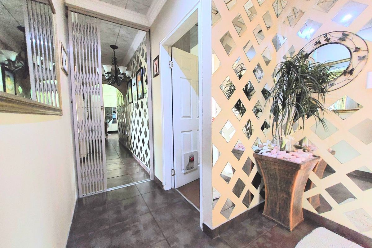 Classy, Convenient and Practical Home in Parkside - Photo 5