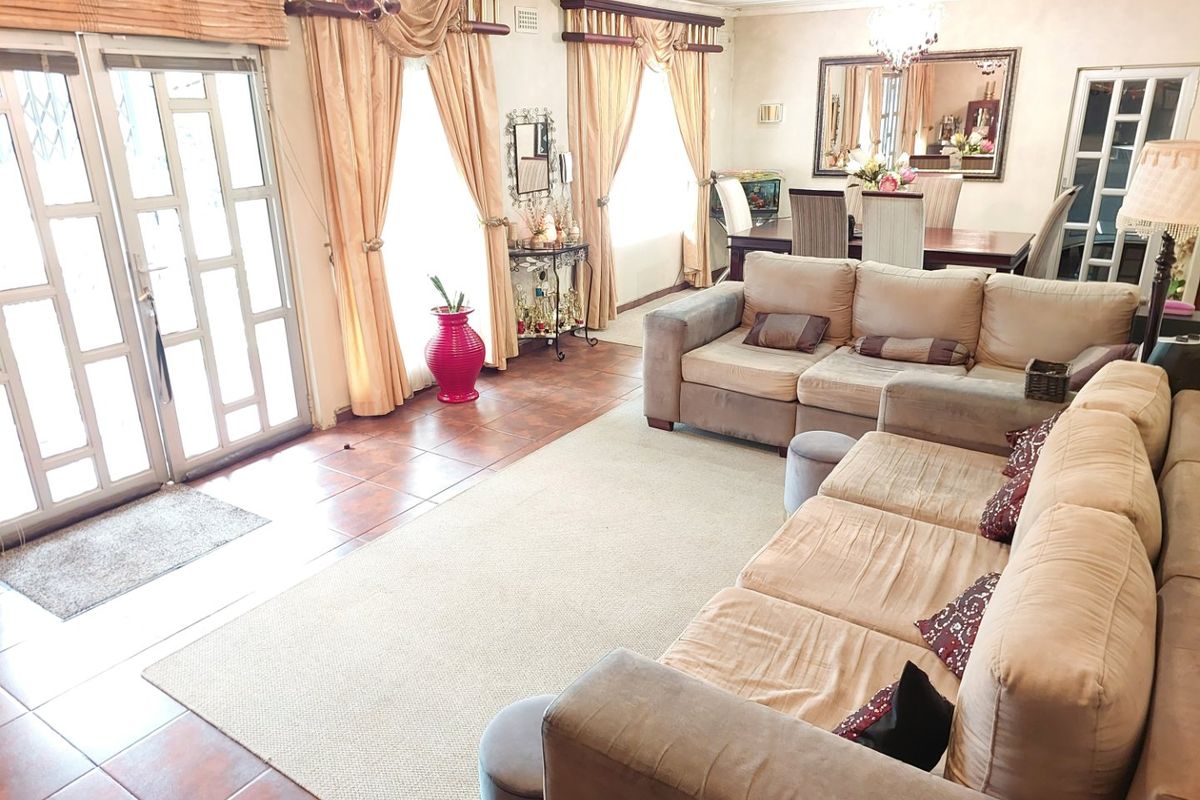 Classy, Convenient and Practical Home in Parkside - Photo 2