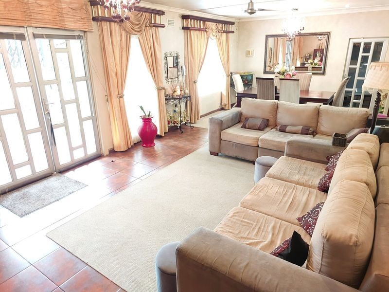 Classy, Convenient and Practical Home in Parkside - Photo 2