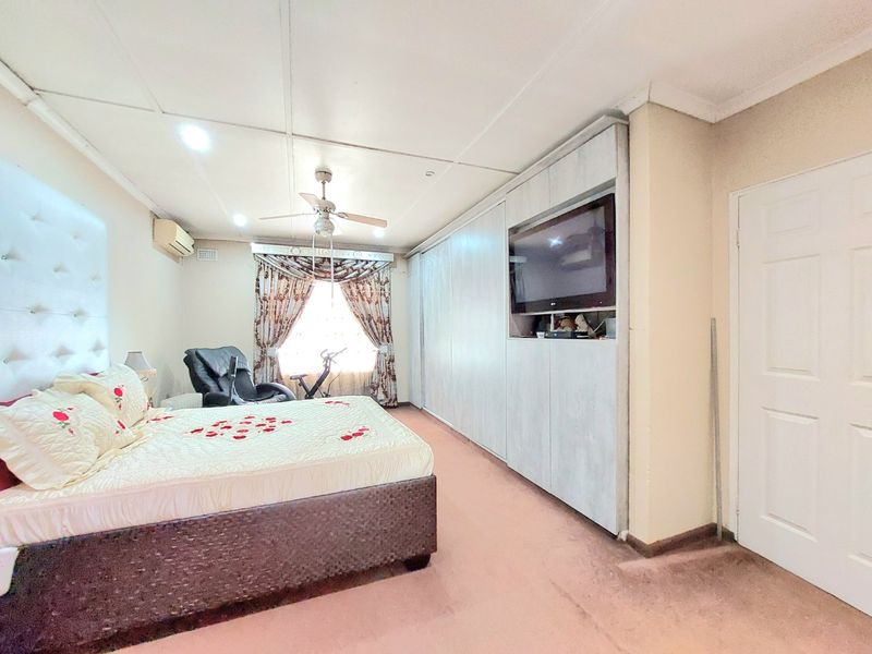 Classy, Convenient and Practical Home in Parkside - Photo 6