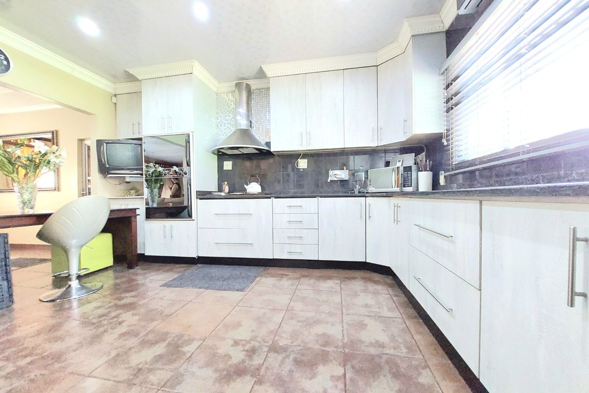 Classy, Convenient and Practical Home in Parkside - Photo 3