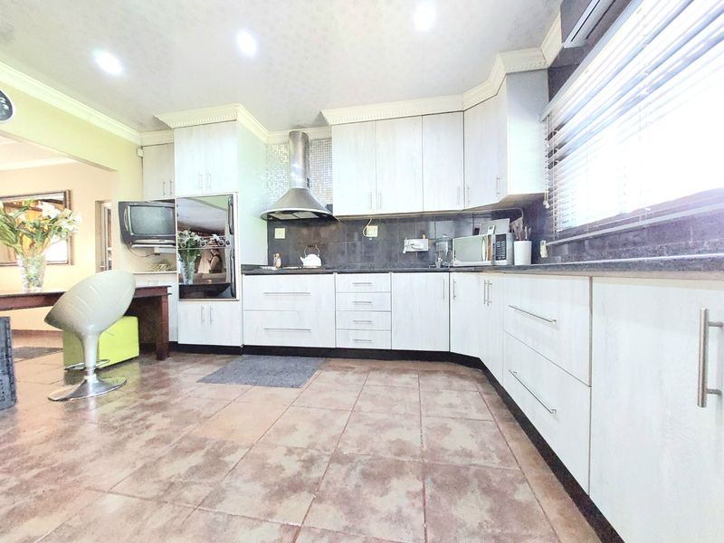 Classy, Convenient and Practical Home in Parkside - Photo 3