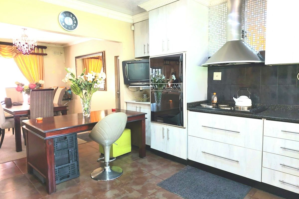 Classy, Convenient and Practical Home in Parkside - Photo 4