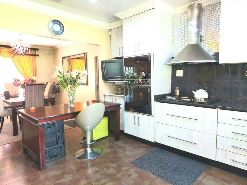 Classy, Convenient and Practical Home in Parkside - Photo 4