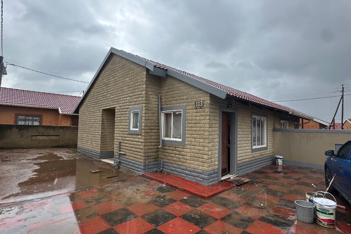 NEWLY PAINTED 2 BEDROOMS HOUSE IN EVATON WEST - Photo 3