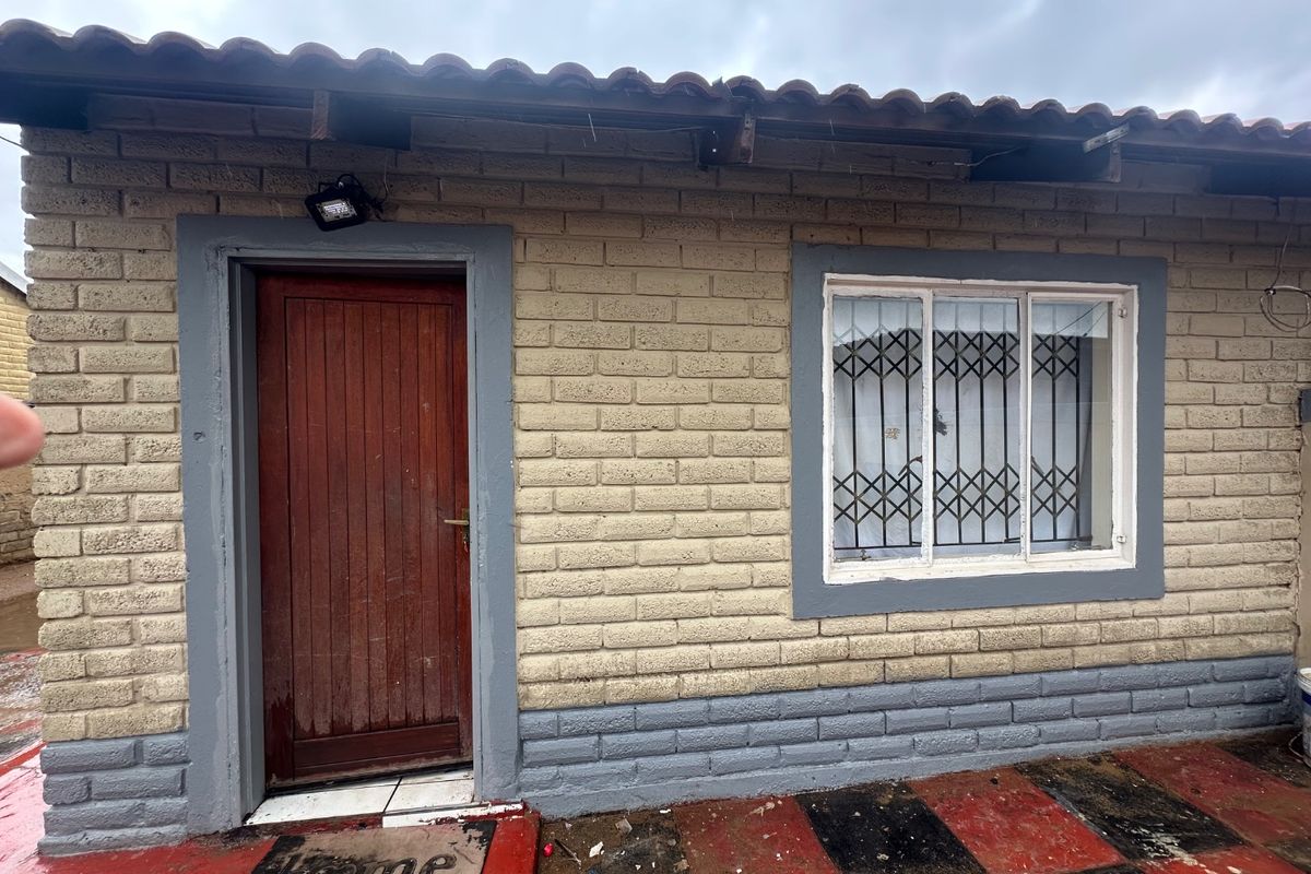 NEWLY PAINTED 2 BEDROOMS HOUSE IN EVATON WEST - Photo 5