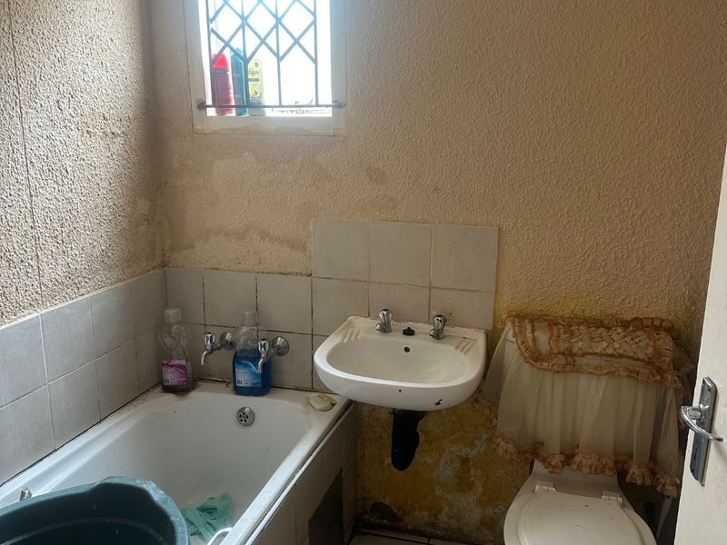 NEWLY PAINTED 2 BEDROOMS HOUSE IN EVATON WEST - Photo 10