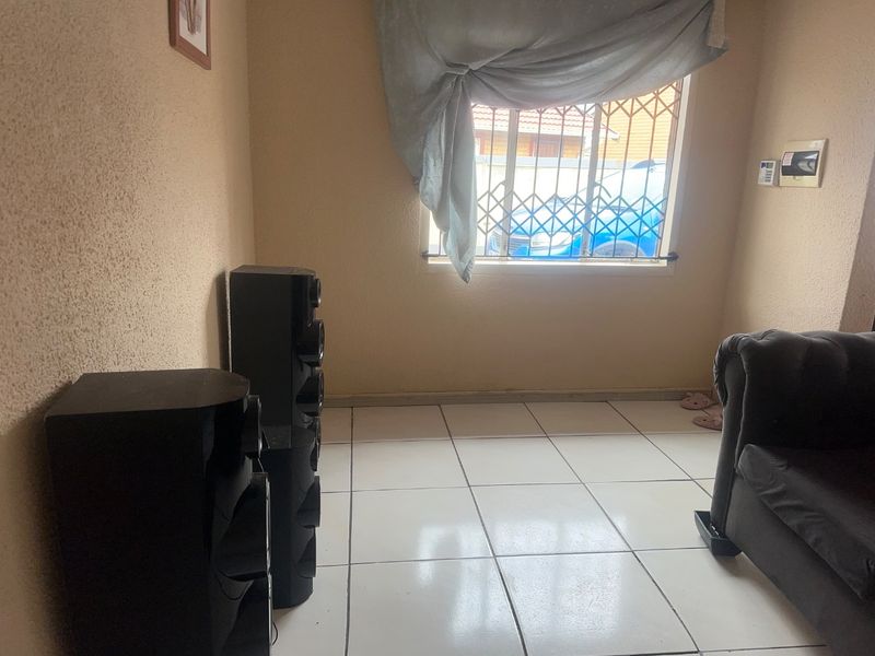 NEWLY PAINTED 2 BEDROOMS HOUSE IN EVATON WEST - Photo 9