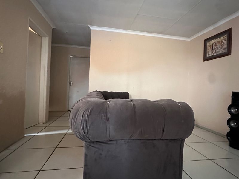 NEWLY PAINTED 2 BEDROOMS HOUSE IN EVATON WEST - Photo 7