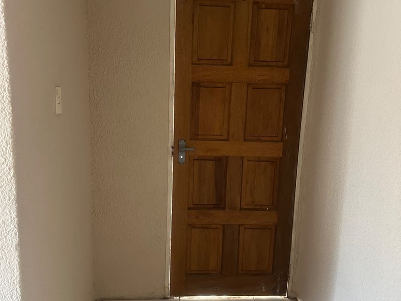 NEWLY PAINTED 2 BEDROOMS HOUSE IN EVATON WEST - Photo 6