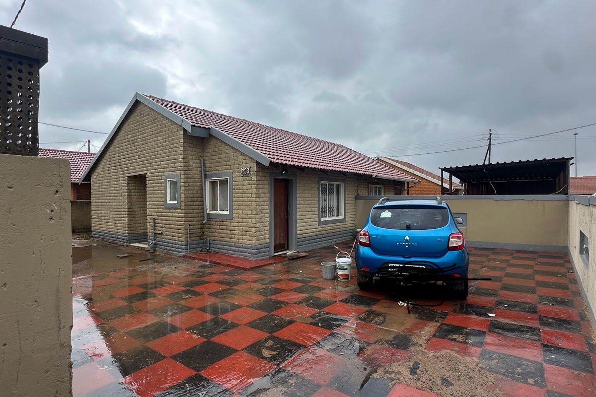 NEWLY PAINTED 2 BEDROOMS HOUSE IN EVATON WEST - Photo 2