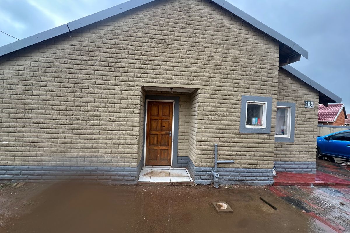 NEWLY PAINTED 2 BEDROOMS HOUSE IN EVATON WEST - Photo 4