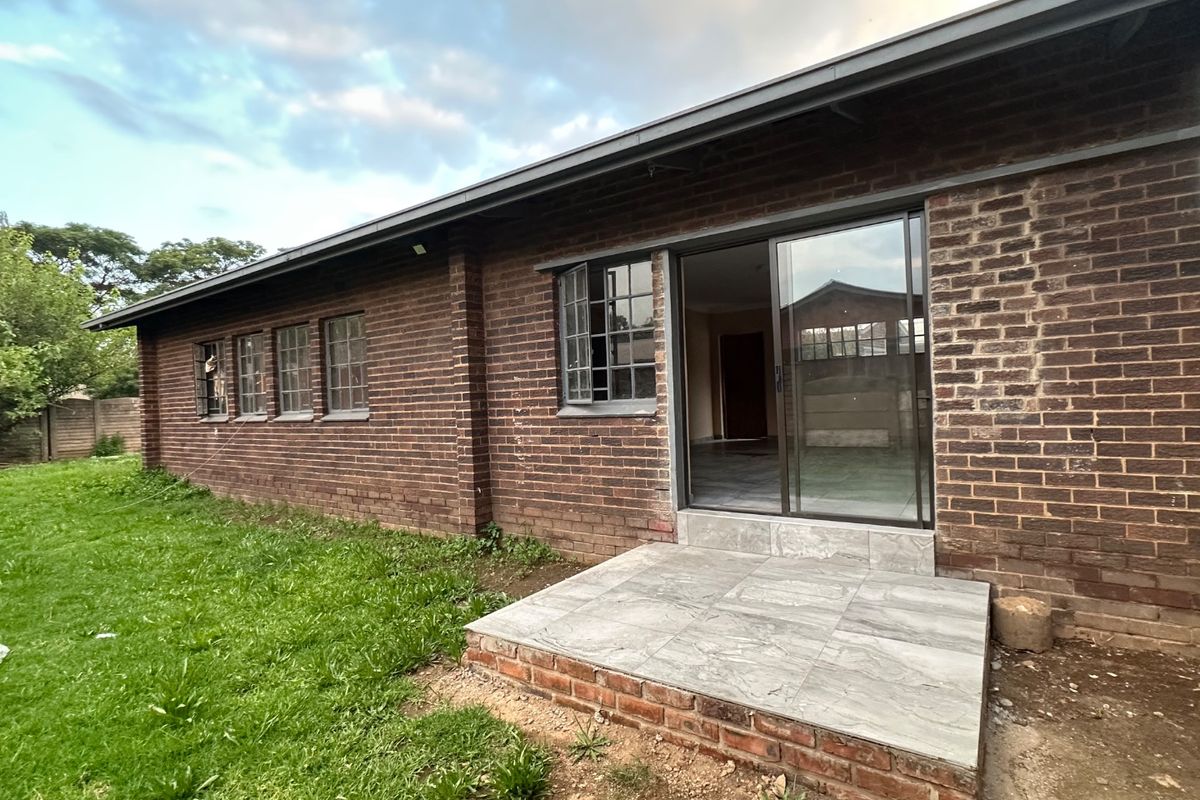 NEWLY RENOVATED HOUSE IN VANDERBIJLPARK CW5 - Photo 2