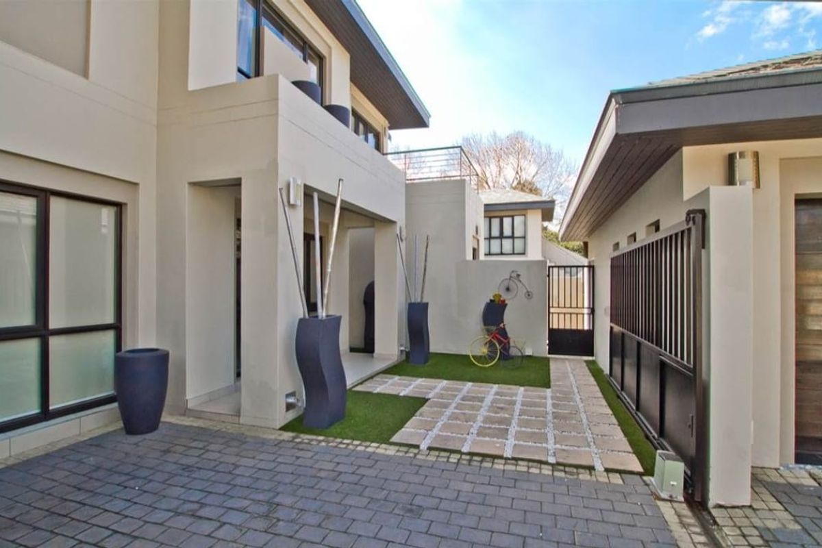 Charming and Secure Home in Prestigious Wrenrose Estate - Photo 5