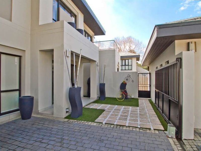 Charming and Secure Home in Prestigious Wrenrose Estate - Photo 5