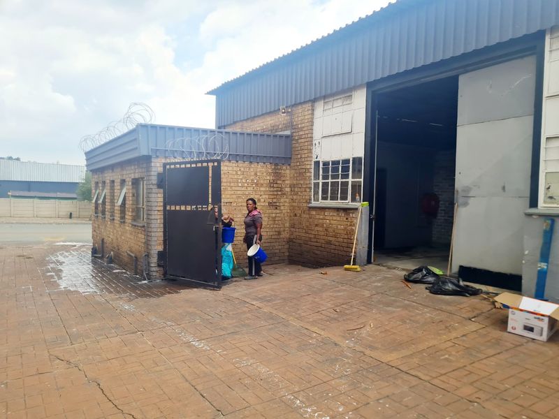 Commercial Property For Manufacturing, warehousing, distribution, automotive services, trade businesses, or light industrial operations. - Photo 2