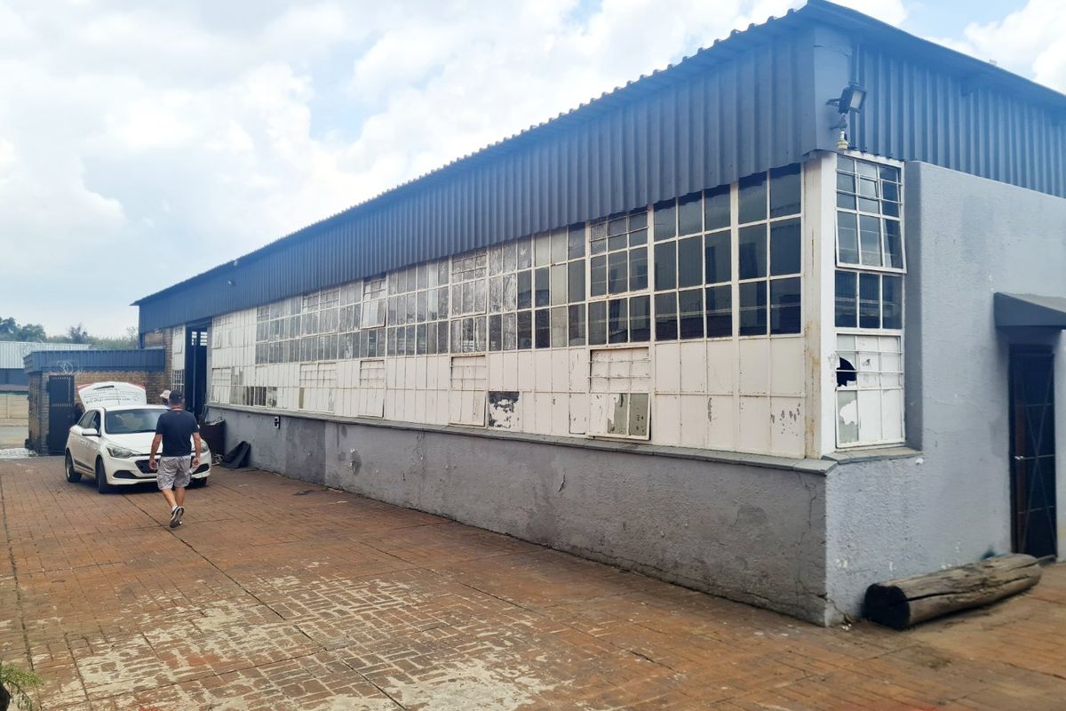 Commercial Property For Manufacturing, warehousing, distribution, automotive services, trade businesses, or light industrial operations. - Photo 4