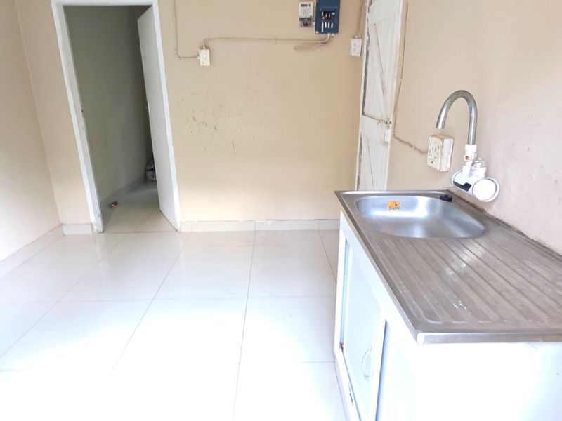 Neat One Bedroom Outbuilding for Rent - Photo 8