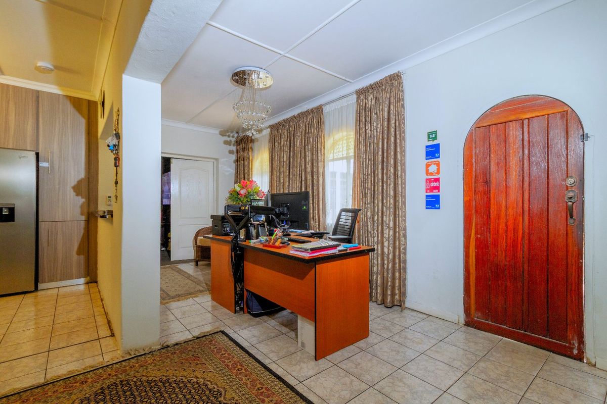 Exceptional Home & Guest House Opportunity – Meyerton 6 bedrooms and 7 bathrooms - Photo 5
