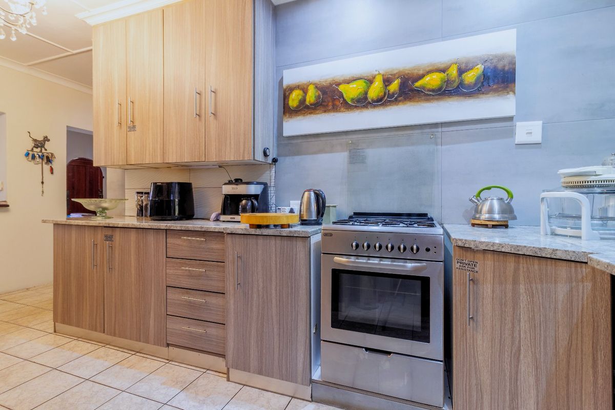 Exceptional Home & Guest House Opportunity – Meyerton 6 bedrooms and 7 bathrooms - Photo 3