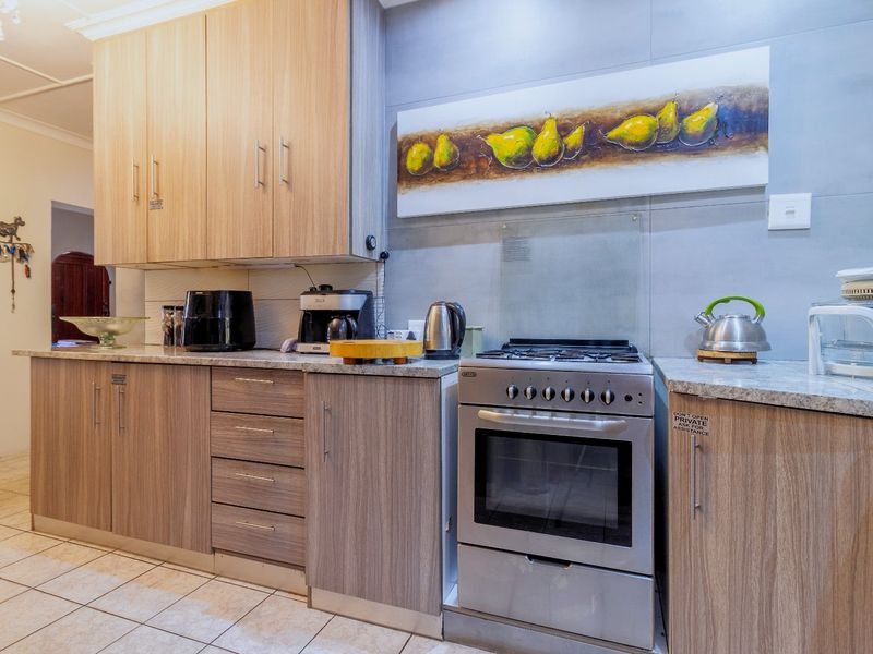 Exceptional Home & Guest House Opportunity – Meyerton 6 bedrooms and 7 bathrooms - Photo 3