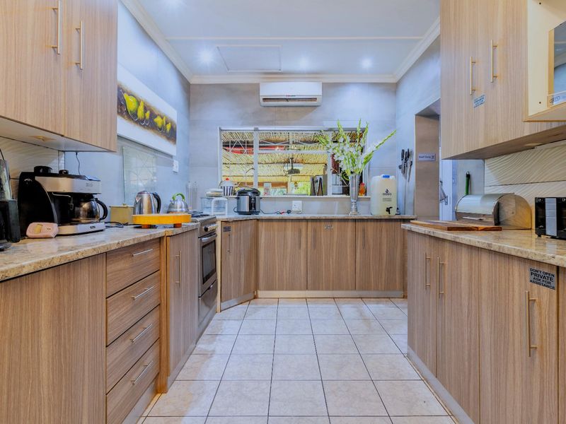 Exceptional Home & Guest House Opportunity – Meyerton 6 bedrooms and 7 bathrooms - Photo 2