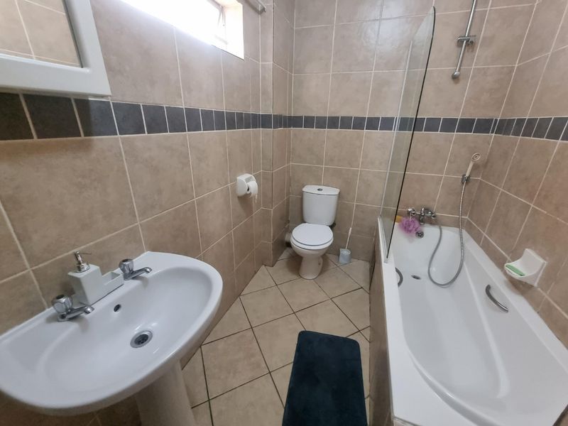 Ground-Floor Living in Popular Complex - Photo 9