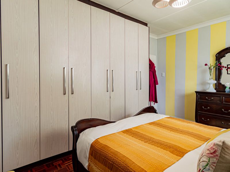 4 beds ,2 bathrooms, 2 garages  - Photo 9