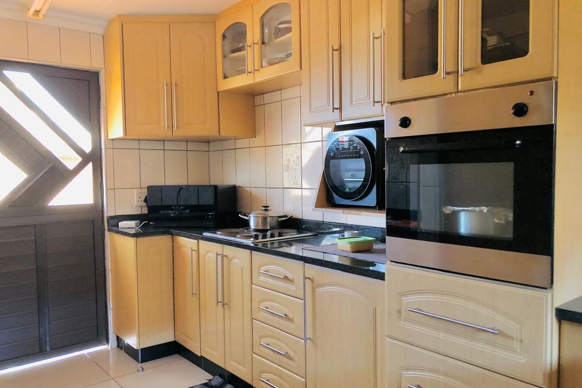 5 Bedroom Neat Family Home  - Photo 5