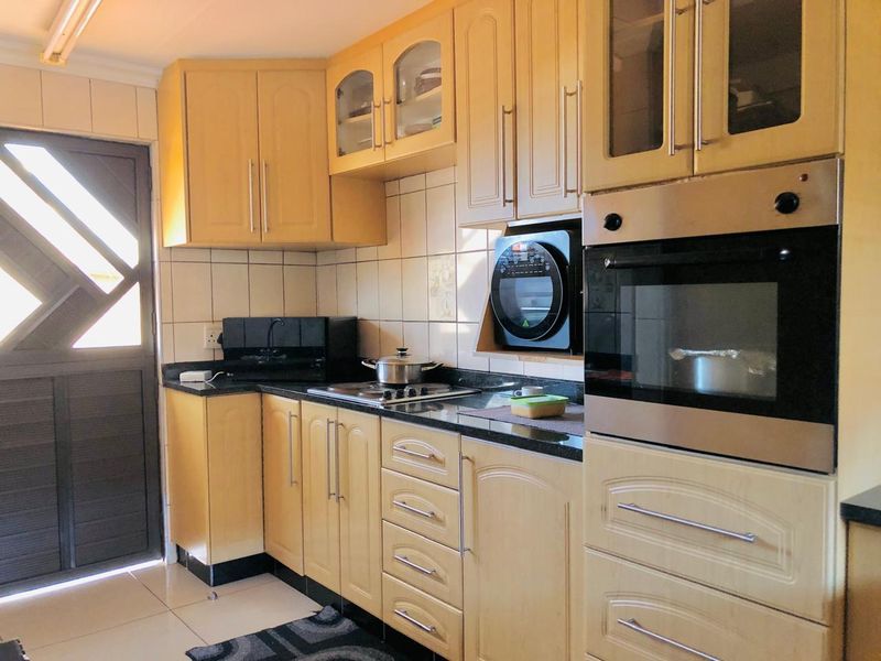 5 Bedroom Neat Family Home  - Photo 5