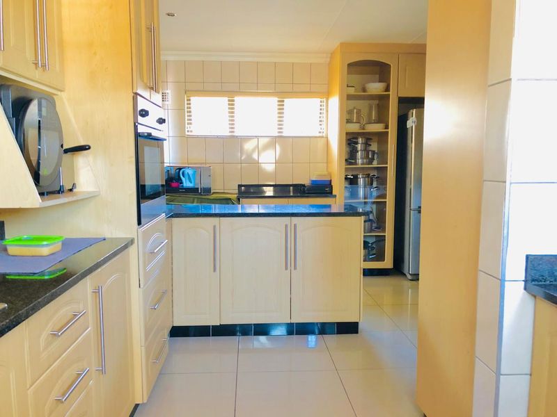 5 Bedroom Neat Family Home  - Photo 4