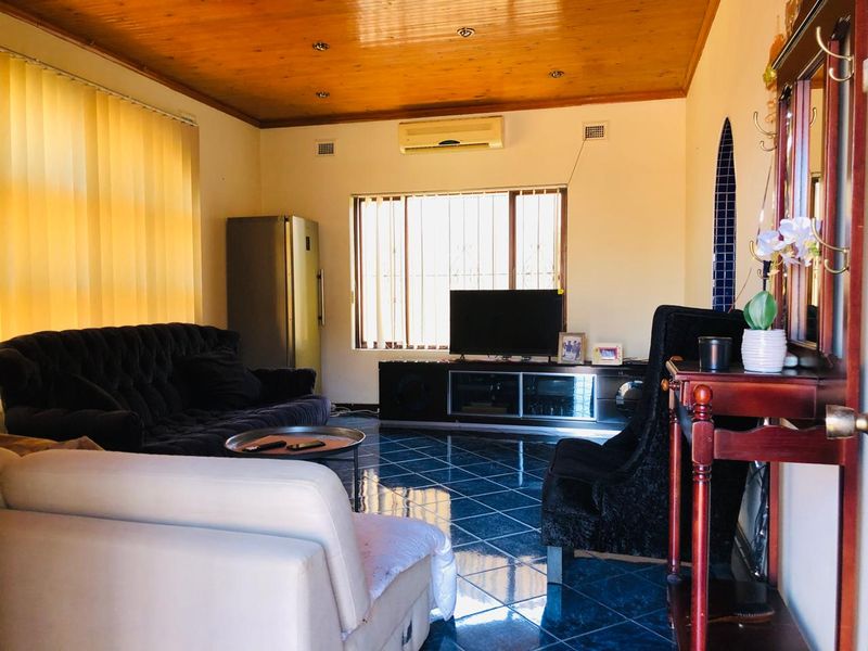 5 Bedroom Neat Family Home  - Photo 8