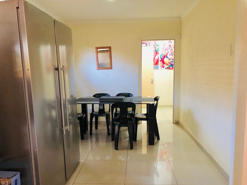 5 Bedroom Neat Family Home  - Photo 7