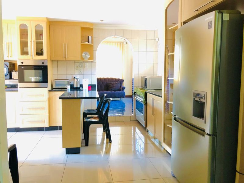 5 Bedroom Neat Family Home  - Photo 6