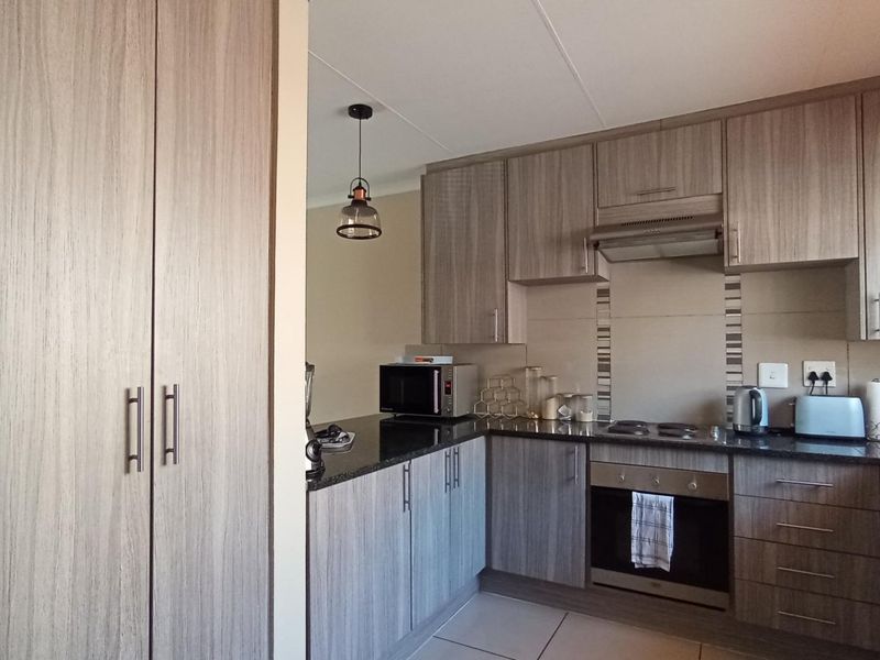 3 Bedroom townhouse in Heatherview - Photo 2