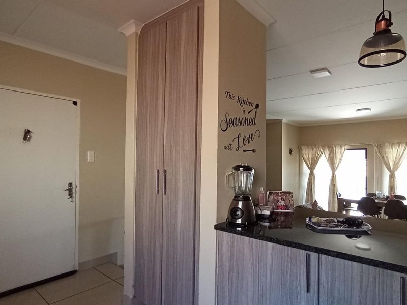 3 Bedroom townhouse in Heatherview - Photo 4