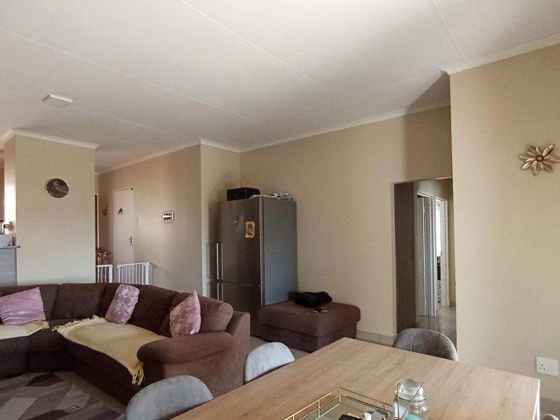 3 Bedroom townhouse in Heatherview - Photo 10