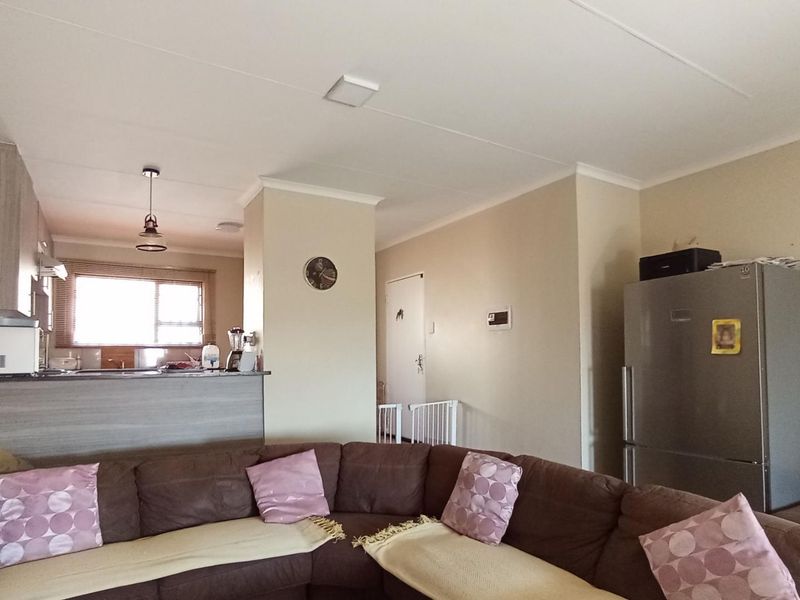 3 Bedroom townhouse in Heatherview - Photo 9