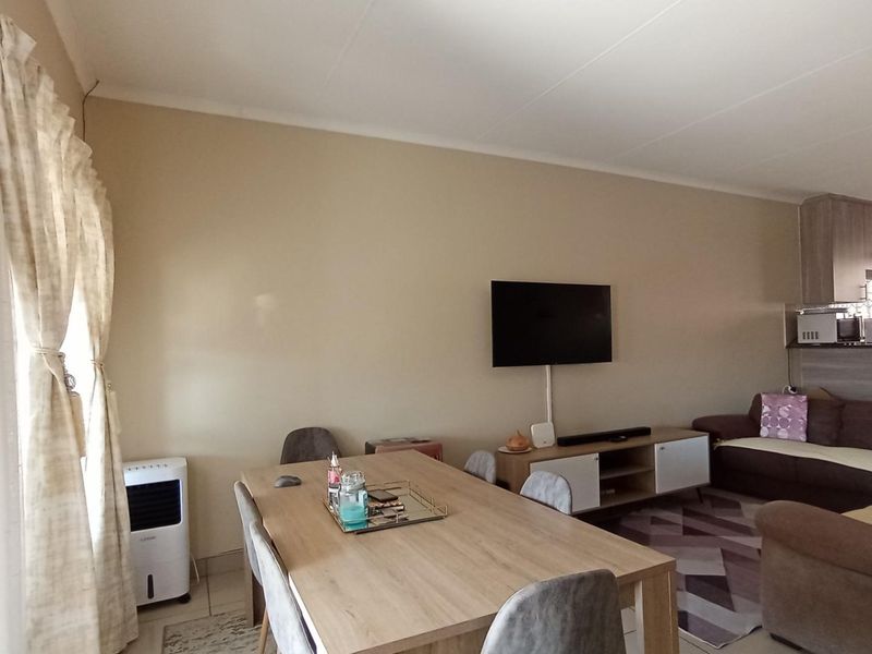 3 Bedroom townhouse in Heatherview - Photo 8