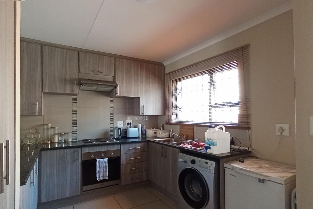 3 Bedroom townhouse in Heatherview - Photo 3