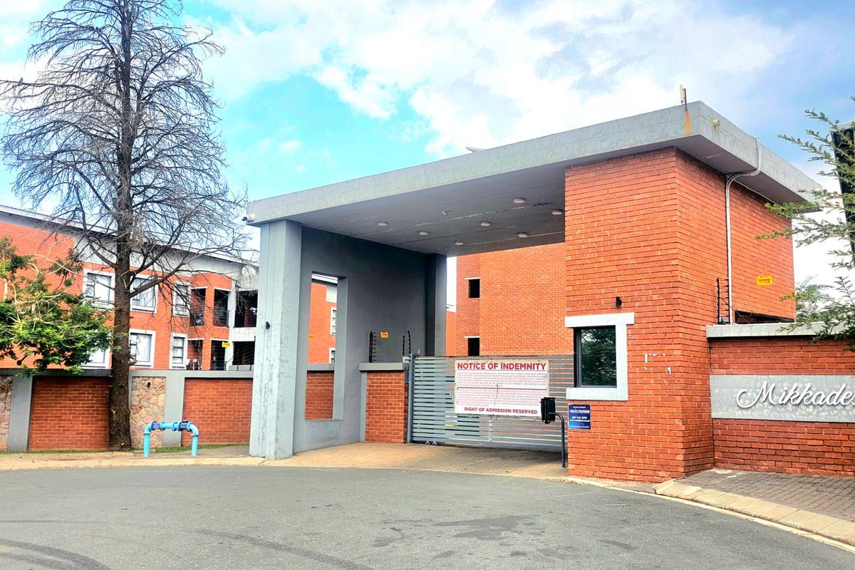 Lovely Modern 3 Bedroom Apartment - Photo 2