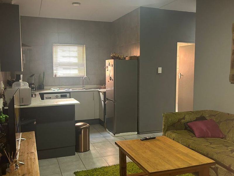 Lovely Modern 3 Bedroom Apartment - Photo 6